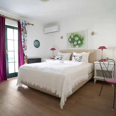 Nomad 4* موستار